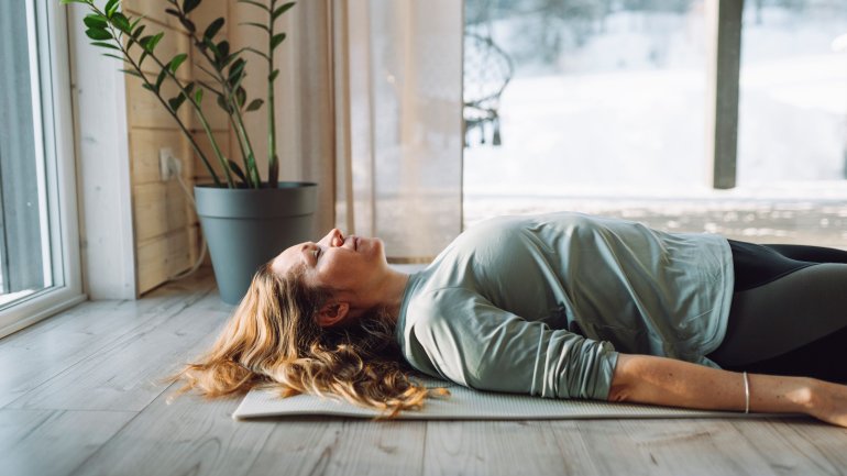 Yoga für besseren Schlaf und zur Entspannung: Die Totenstellung