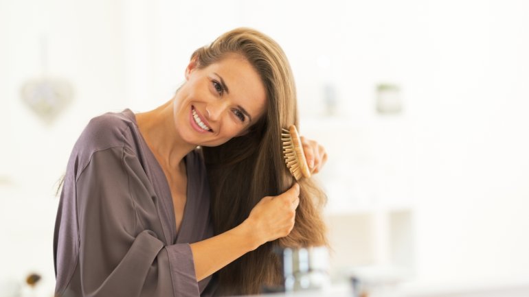 Ältere Frau kämmt sich Haare