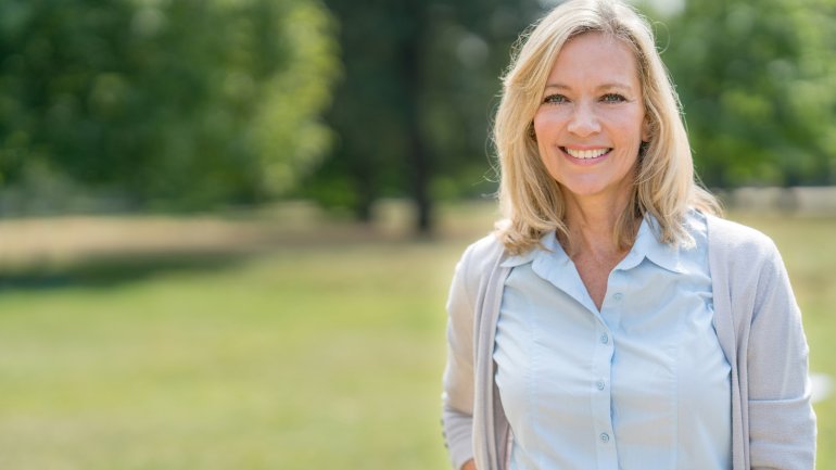 Lachende Frau im Grünen