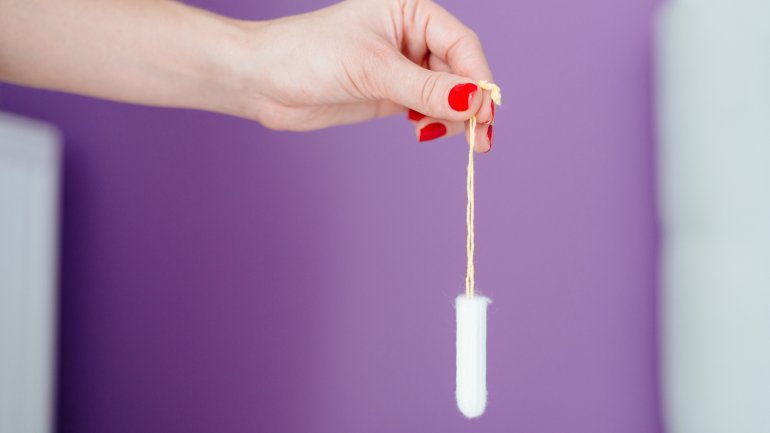 Hand mit Tampon